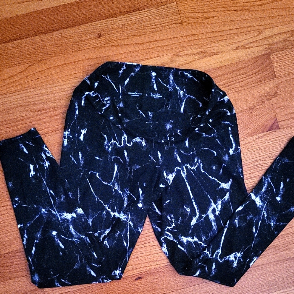 Old Navy Active Black and White Patterned Leggings With Pockets